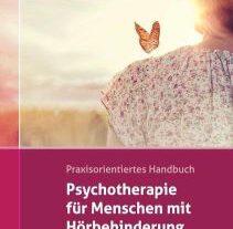 Buchcover „Psychotherapie für Menschen mit Hörbehinderung“ von Dr. Sarah Neef – eine Person von hinten mit Schmetterling auf der Schulter, warme Lichtstimmung.