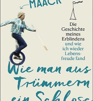 Buchcover von „Wie man aus Trümmern ein Schloss baut“ von Dörte Maack. Auf dem Cover ist die Autorin zu sehen, wie sie auf einem Einrad balanciert und einen weißen Langstock hält. Darüber steht: „Die Geschichte meines Erblindens und wie ich wieder Lebensfreude fand“. Der Titel ist in blauer Handschrift gestaltet. Links unten das Logo des Patmos Verlags.