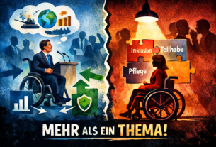 Illustration mit zwei Szenen. Links ein Mann im Rollstuhl am Rednerpult, umgeben von Symbolen für Wirtschaft, Sicherheit und globale Politik. Rechts eine Frau im Rollstuhl vor Puzzleteilen mit den Worten Inklusion, Teilhabe und Pflege, beobachtet von Menschen im Hintergrund. Unten steht der Schriftzug „Mehr als ein Thema“.