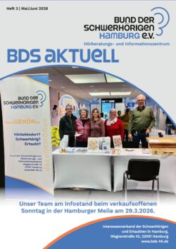 Titelseite der Zeitschrift „BdS aktuell“, Heft 3, Mai und Juni 2026. Fünf Personen stehen hinter einem Informationsstand des Bundes der Schwerhörigen Hamburg in der Hamburger Meile. Auf dem Stand liegen Informationsmaterialien und Angebote rund um Hörbehinderung und Kommunikation.